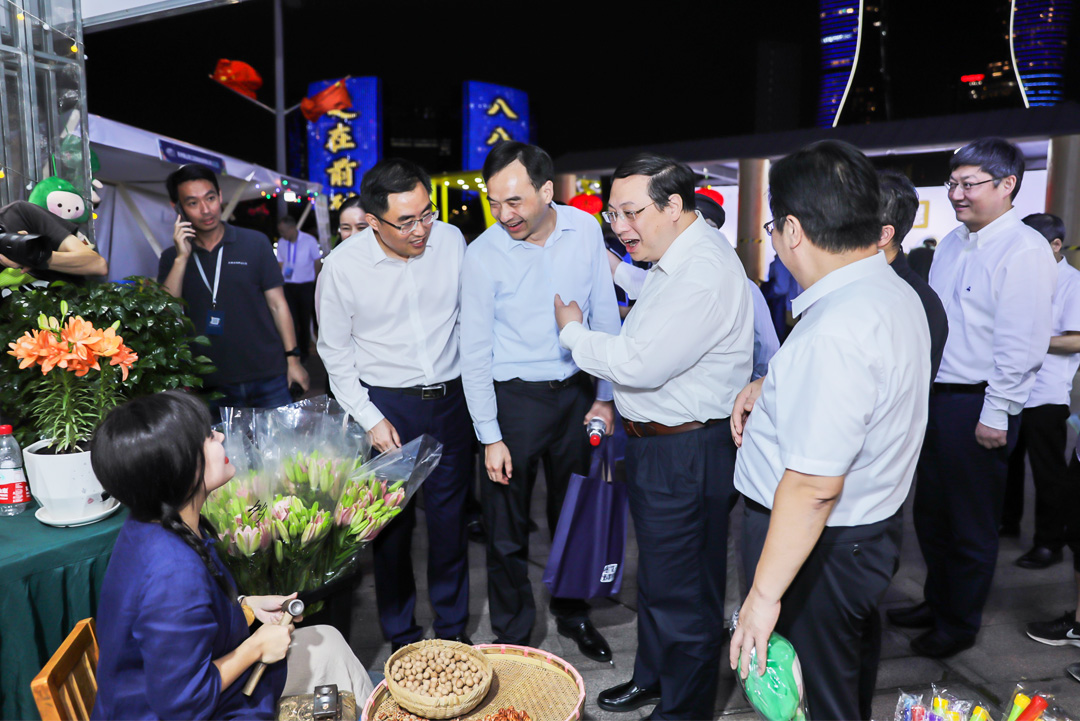 杭州市領導探訪豐收節夜市