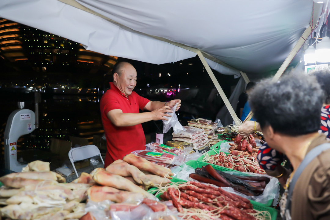 市民在杭州豐收節夜市采購農特產